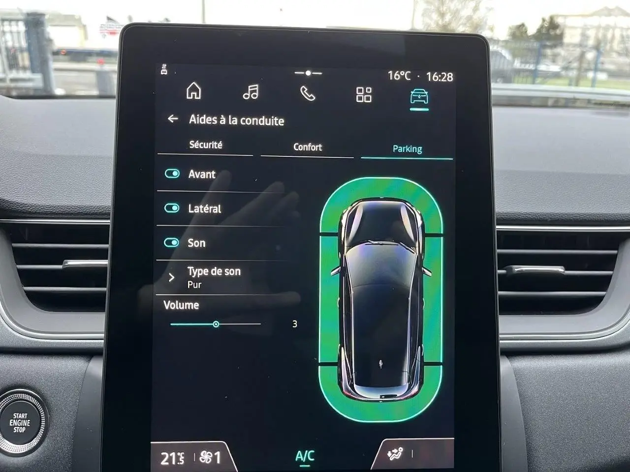 Vue rapprochée de l’écran tactile intérieur du Renault Captur 2025 affichant les aides à la conduite en mode parking.
