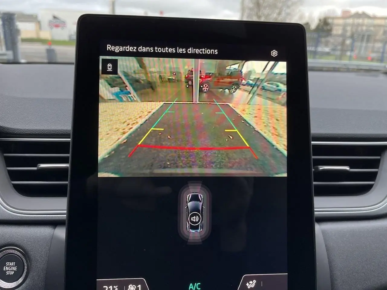 Écran central montrant la caméra de recul du Renault Captur gris Cassiopée, vue intérieure du tableau de bord.