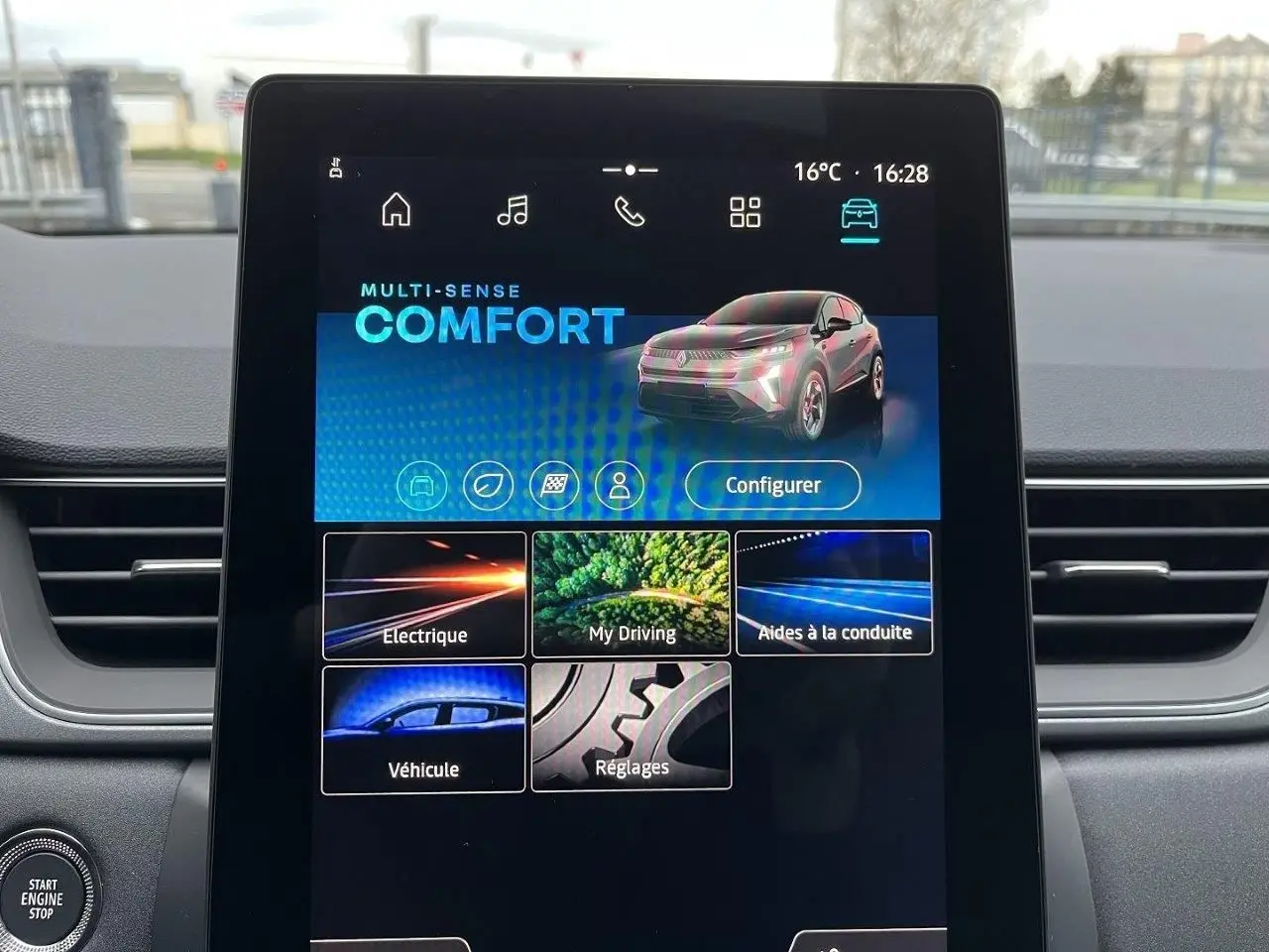 Écran tactile central affichant le mode Multi-Sense Comfort avec une image du Renault Captur gris Cassiopée en vue 3/4 avant.