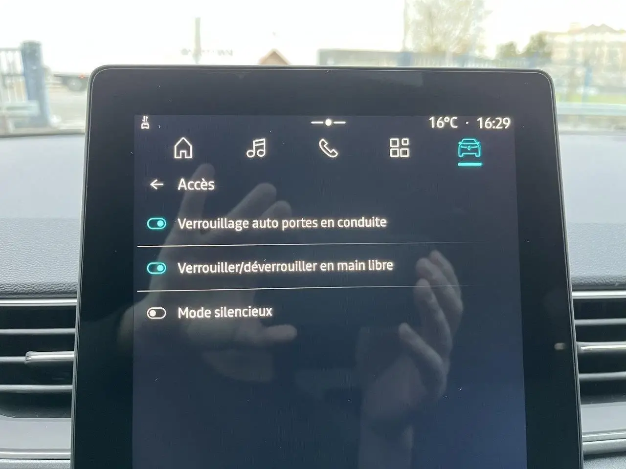 Vue intérieure de l'écran tactile central du Renault Captur gris Cassiopée 2025, affichant les réglages d'accès et de verrouillage.