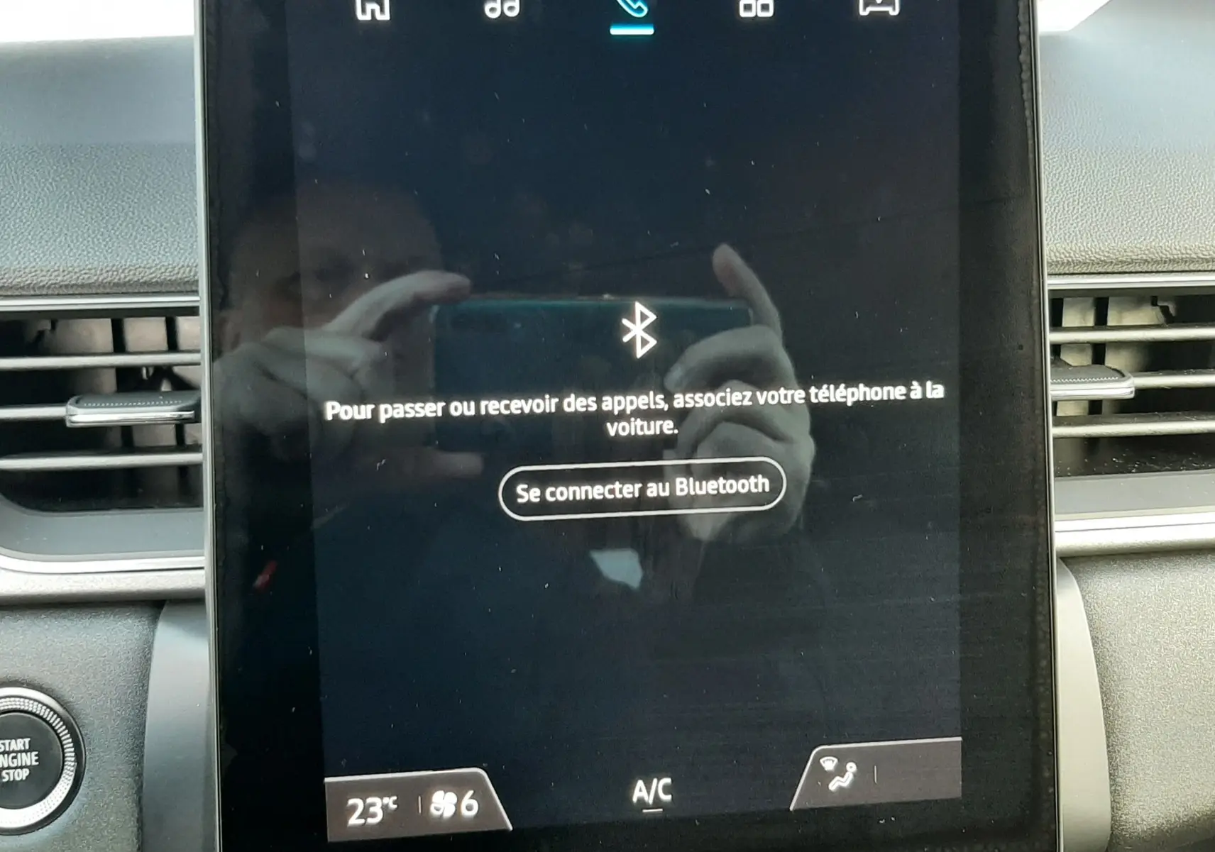 Écran tactile central du tableau de bord du Renault Captur 2025 gris Cassiopée, affichant la connexion Bluetooth.