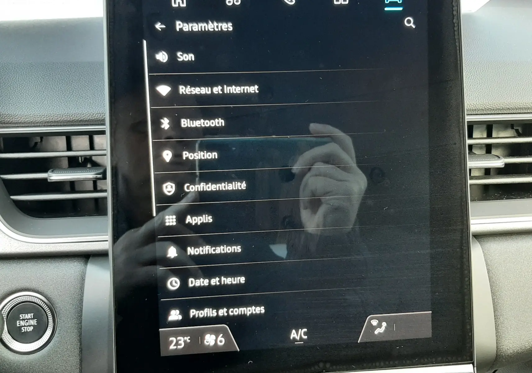 Écran tactile central du tableau de bord du Renault Captur 2025, affichant les paramètres connectivité et climatisation.
