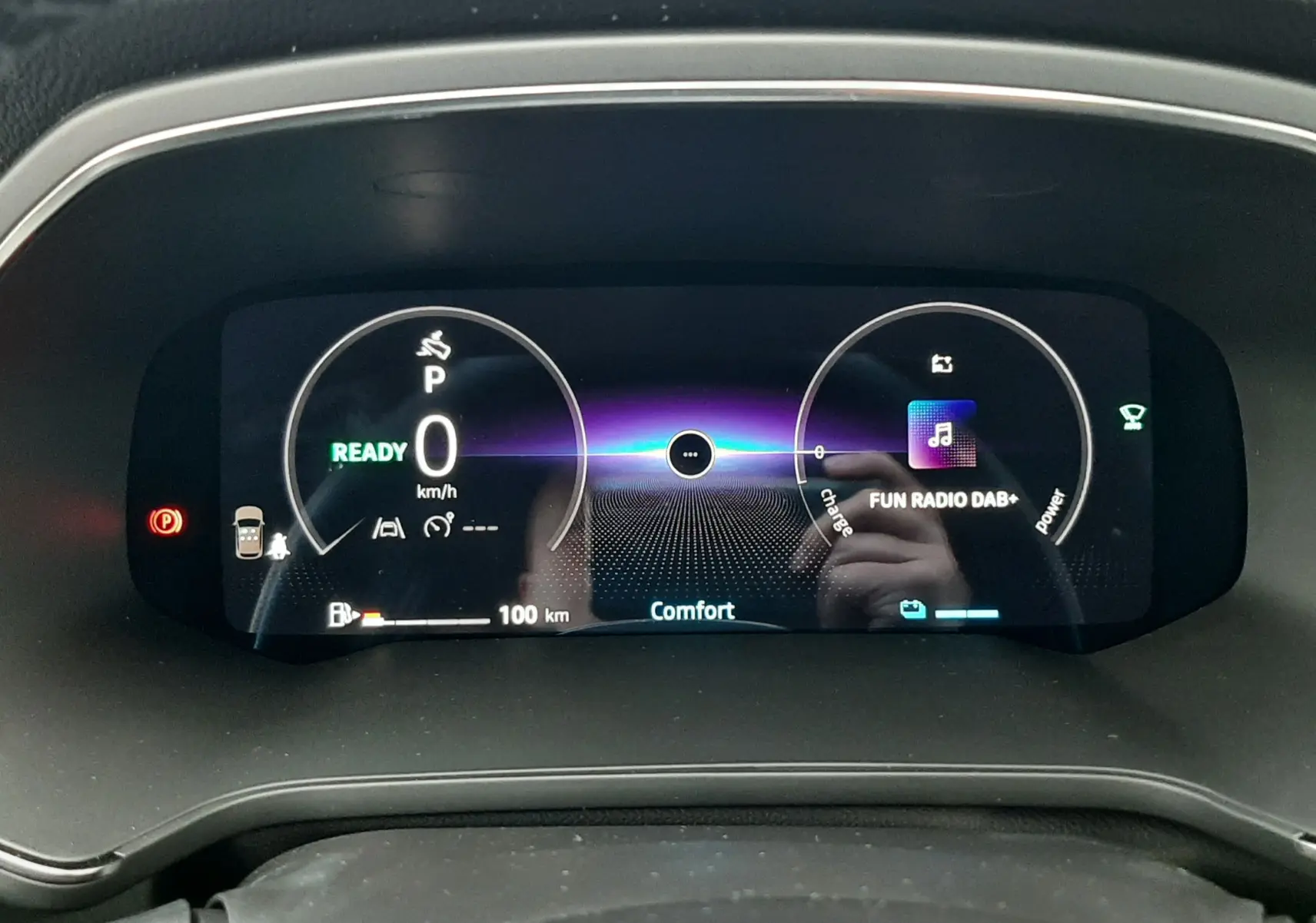 Vue rapprochée du tableau de bord numérique du Renault Captur gris cassiopée 2025, affichant la vitesse à zéro et la radio Fun Radio DAB+.