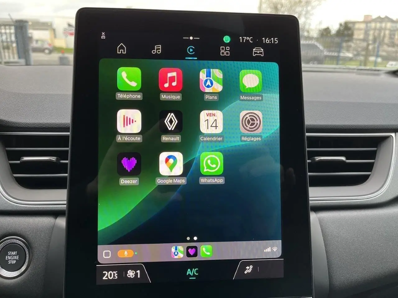 Écran tactile central du tableau de bord du Renault Captur 2025 affichant plusieurs applications connectées.