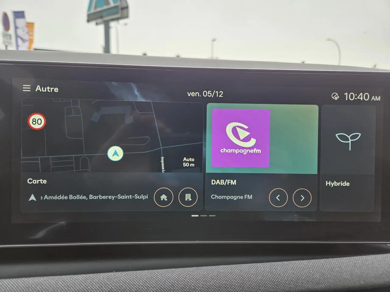 Vue avant droite du Hyundai Tucson 2025 gris métallisé Ecotronic avec calandre N Line et jantes alliage 19 pouces.