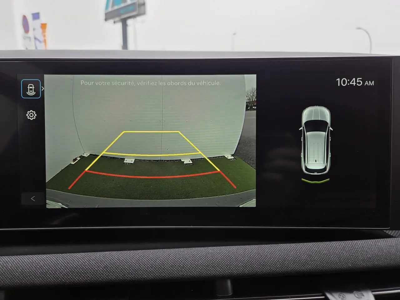 Écran multimédia du Hyundai Tucson 2025 montrant la caméra de recul avec lignes de guidage et vue du dessus du véhicule.