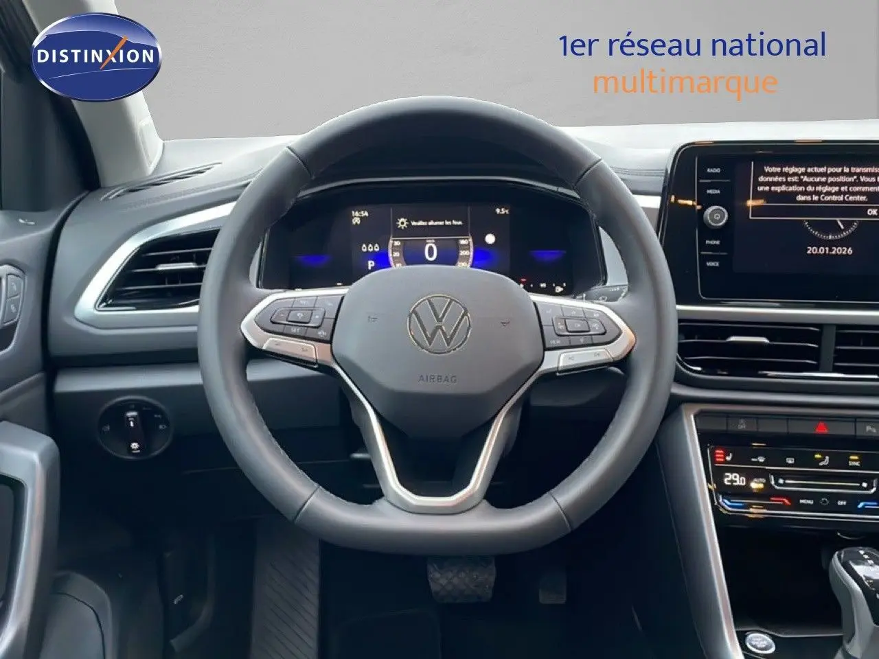 Vue intérieure centrée sur le volant du Volkswagen T-Roc noir Grenadilla, avec tableau de bord digital et écran tactile.