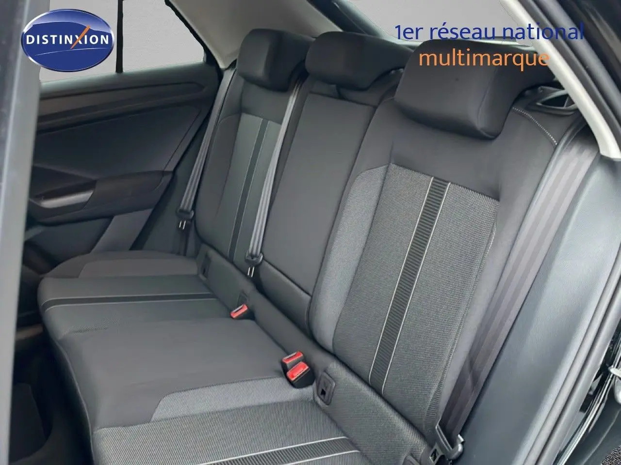 Vue intérieure montrant la banquette arrière en tissu noir et gris du Volkswagen T-Roc 1.5 TSI 150CH DSG LIFE 30 YEARS.