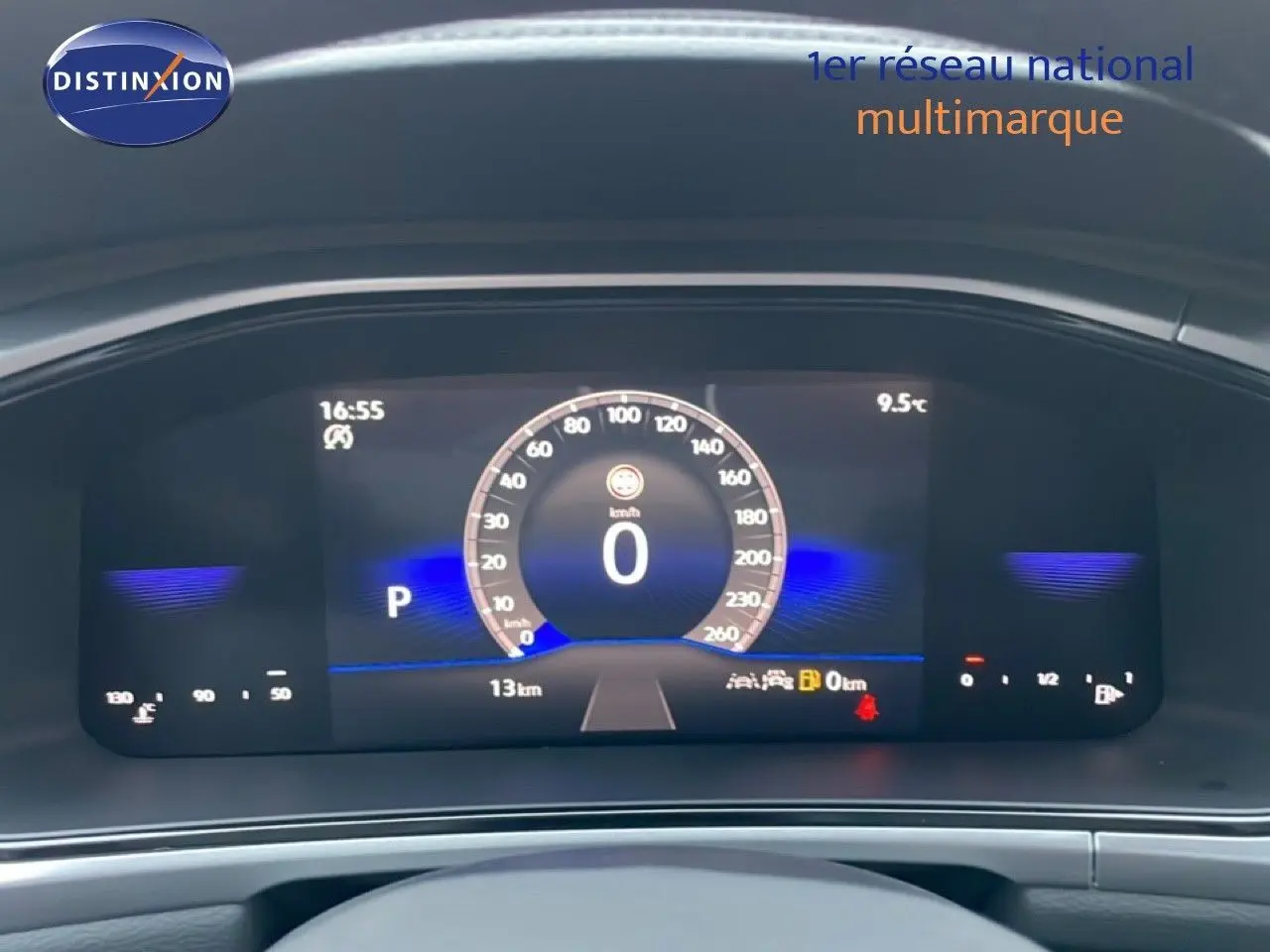 Tableau de bord numérique du Volkswagen T-Roc 1.5 TSI noir, affichant vitesse à zéro et température extérieure 9,5°C.