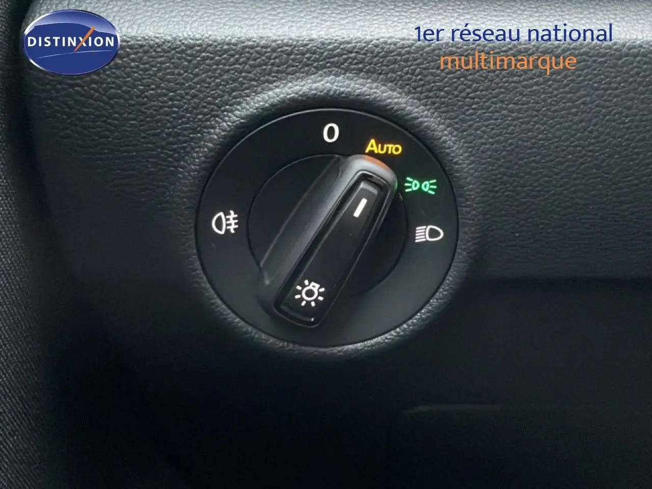 Gros plan sur le bouton de commande des phares du Volkswagen T-Roc 1.5 TSI noir Grenadilla, intérieur noir texturé.