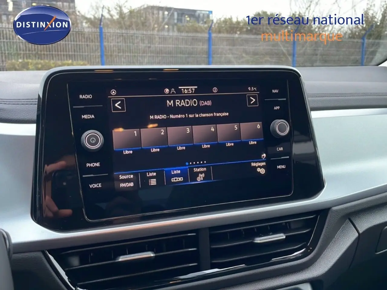 Écran tactile central du tableau de bord du Volkswagen T-Roc noir Grenadilla, affichant la radio numérique.
