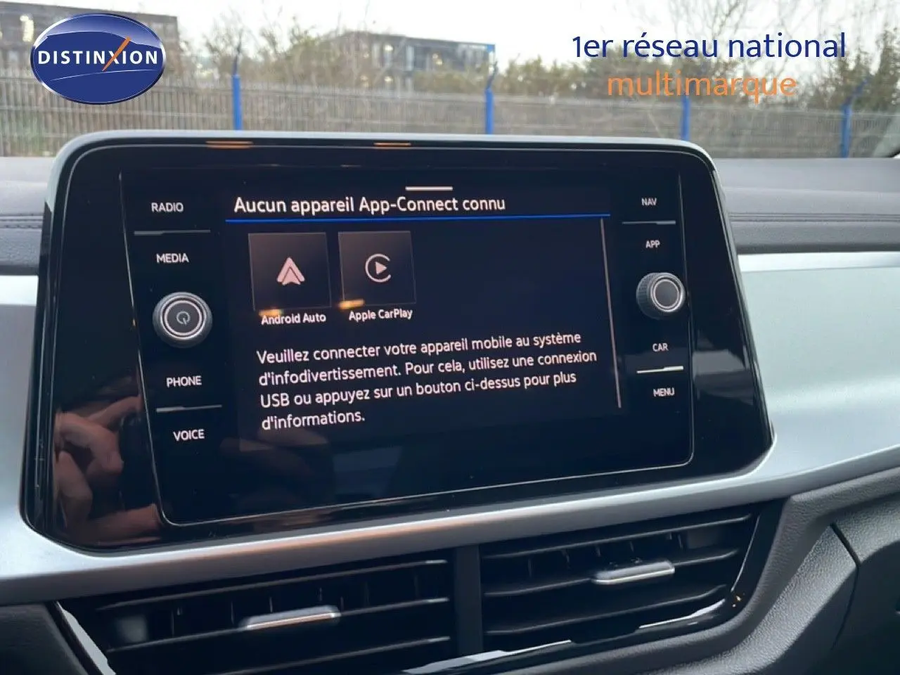 Écran tactile central du Volkswagen T-Roc noir Grenadilla, affichant le menu App-Connect avec Android Auto et Apple CarPlay.