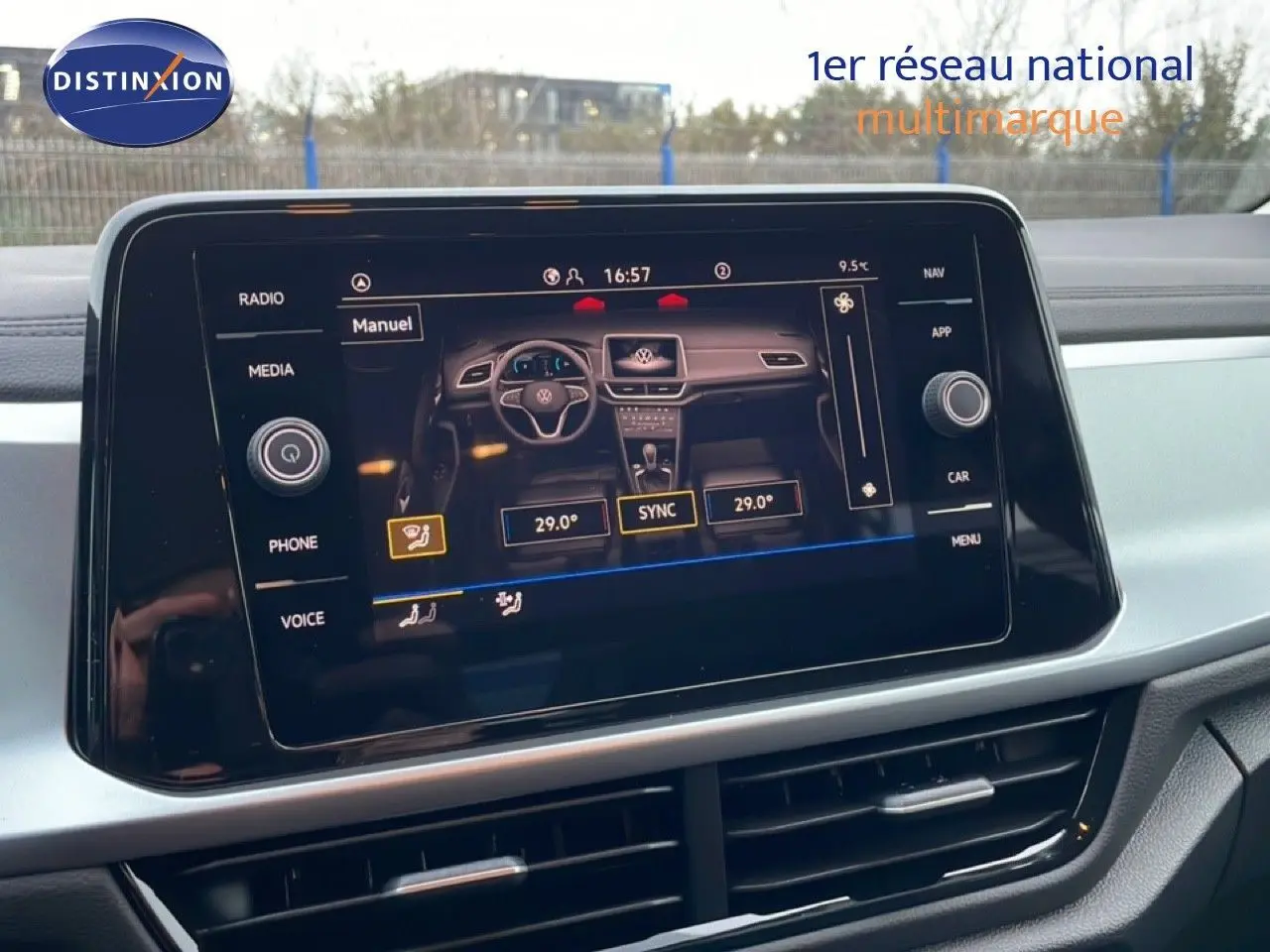 Vue rapprochée de l’écran tactile central du Volkswagen T-Roc noir Grenadilla, affichant les réglages de climatisation.