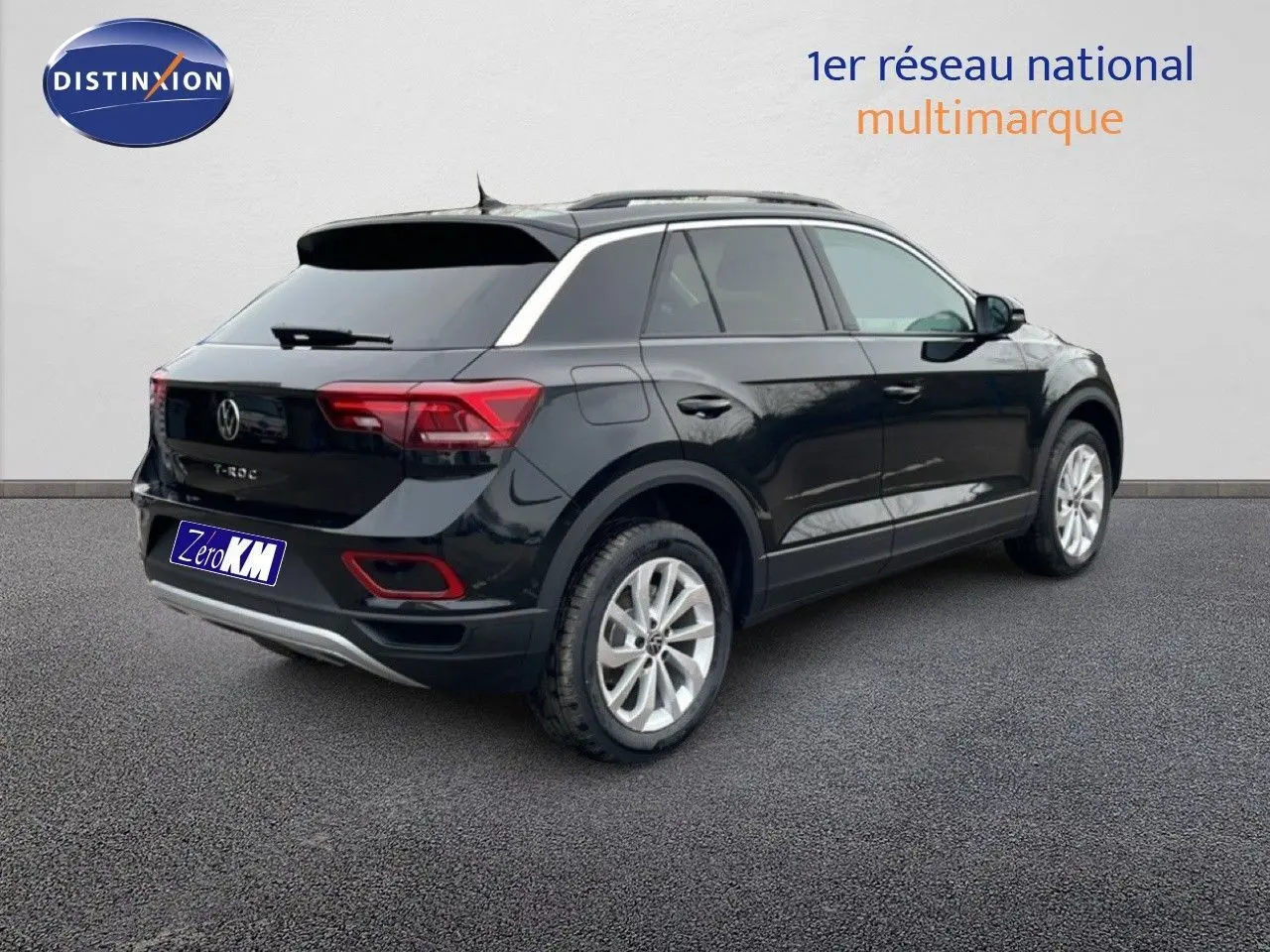 Vue 3/4 arrière droite d'un Volkswagen T-Roc noir Grenadilla métallisé avec jantes argentées et vitres teintées.