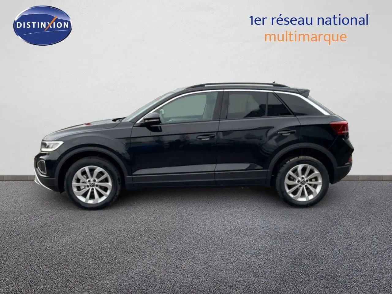 Vue de profil côté gauche d'un Volkswagen T-Roc noir Grenadilla métallisé, SUV compact avec jantes alliage 17 pouces.
