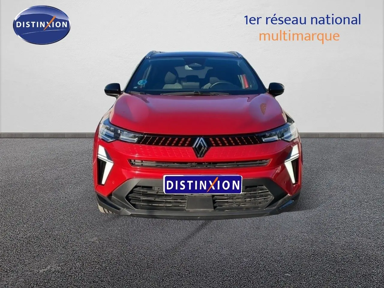 Vue avant d'un Renault Captur 2025 rouge Désir métal avec toit noir, calandre et feux LED distinctifs.