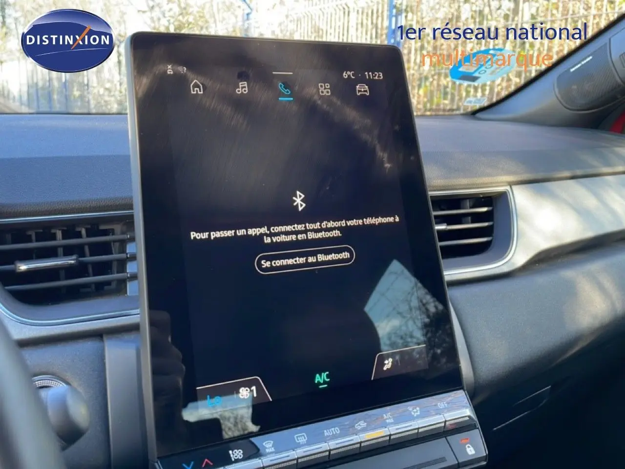 Écran tactile central du tableau de bord du Renault Captur 2025, affichant la connexion Bluetooth, intérieur noir.