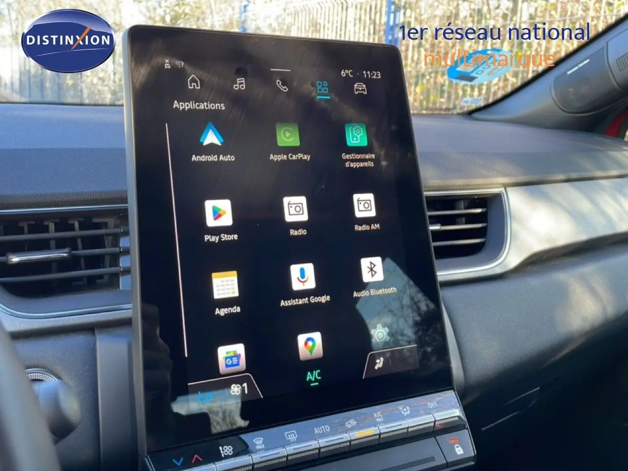 Vue intérieure du tableau de bord du Renault Captur 2025, écran tactile vertical avec applications connectées, ambiance moderne et épurée.