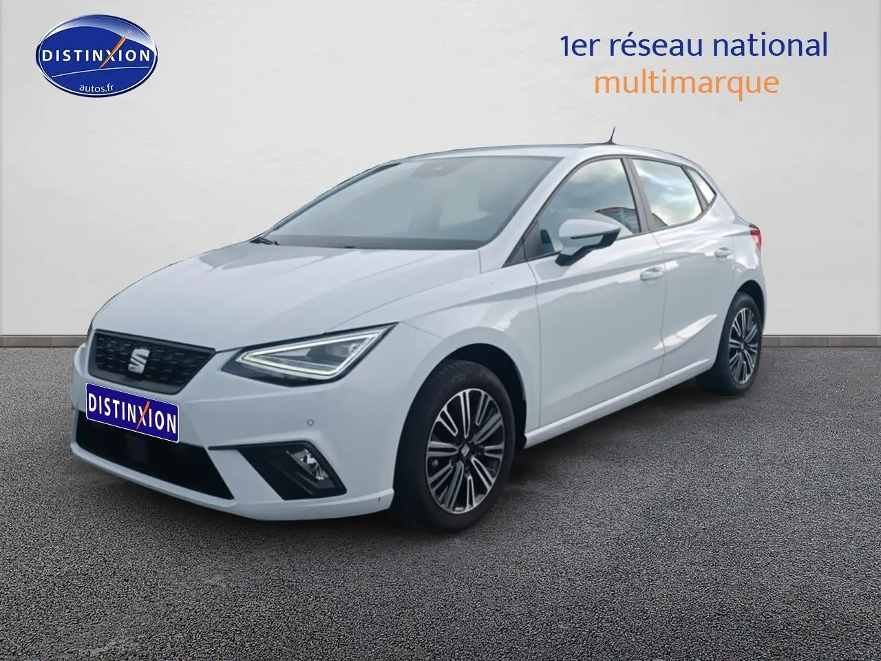 SEAT Ibiza blanc Nevada vue 3/4 avant droit, avec jantes alliage et phares LED triangulaires.