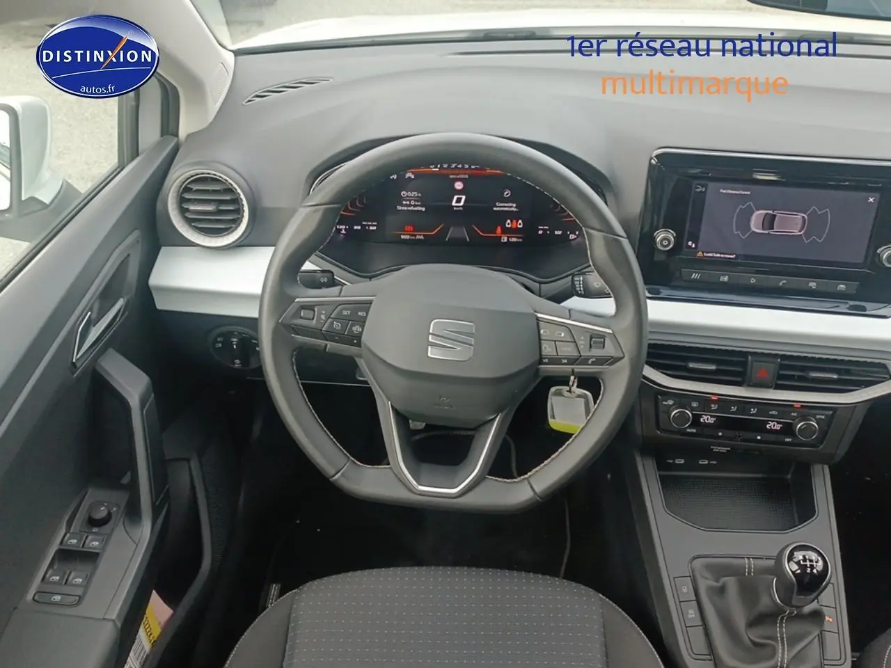 Vue intérieure centrée sur le volant cuir méplat et le tableau de bord digital de la SEAT Ibiza 1.0 TSI 95 Copa.