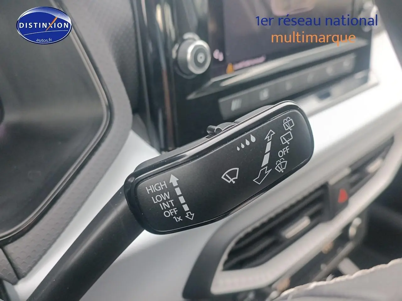 Gros plan sur la commande d'essuie-glace dans l'habitacle blanc nevada de la SEAT Ibiza 2025.