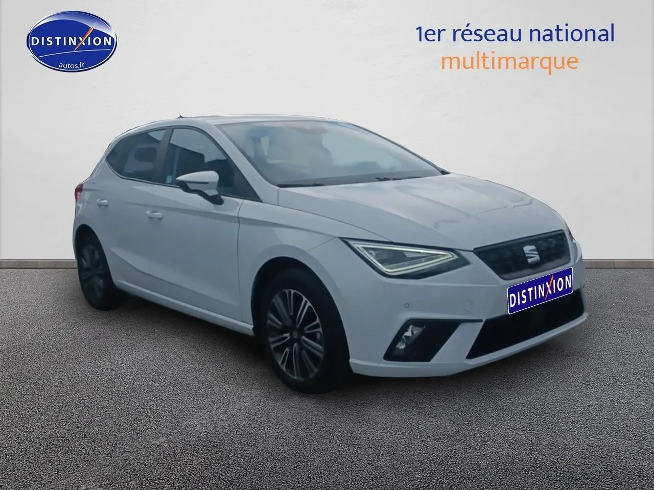 SEAT Ibiza blanc Nevada vue 3/4 avant droit, avec phares LED et jantes alliage 16 pouces design.