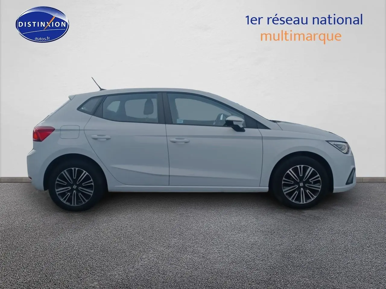 Profil droit d'une SEAT Ibiza blanc Nevada 2025 avec jantes alliage et poignées ton carrosserie.