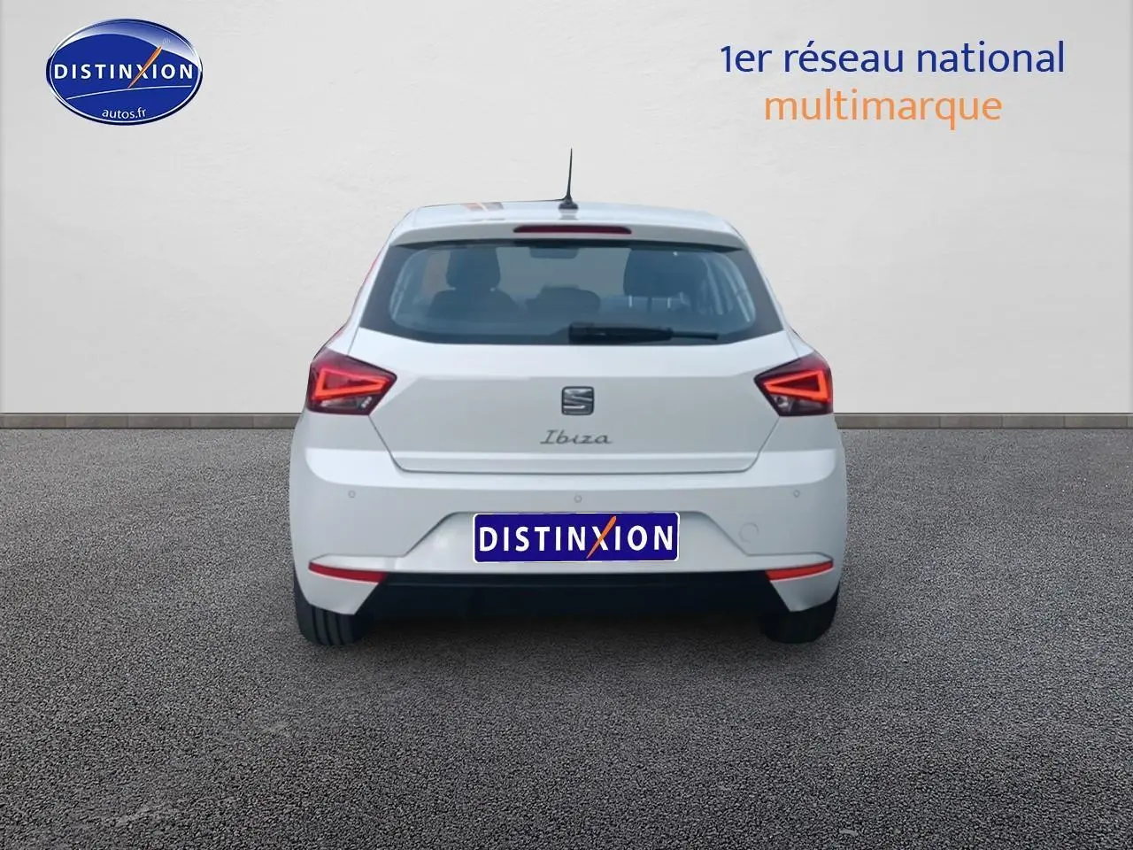 Vue arrière d'une SEAT Ibiza blanc Nevada 2025 avec feux LED triangulaires et logo Ibiza manuscrit sur hayon.