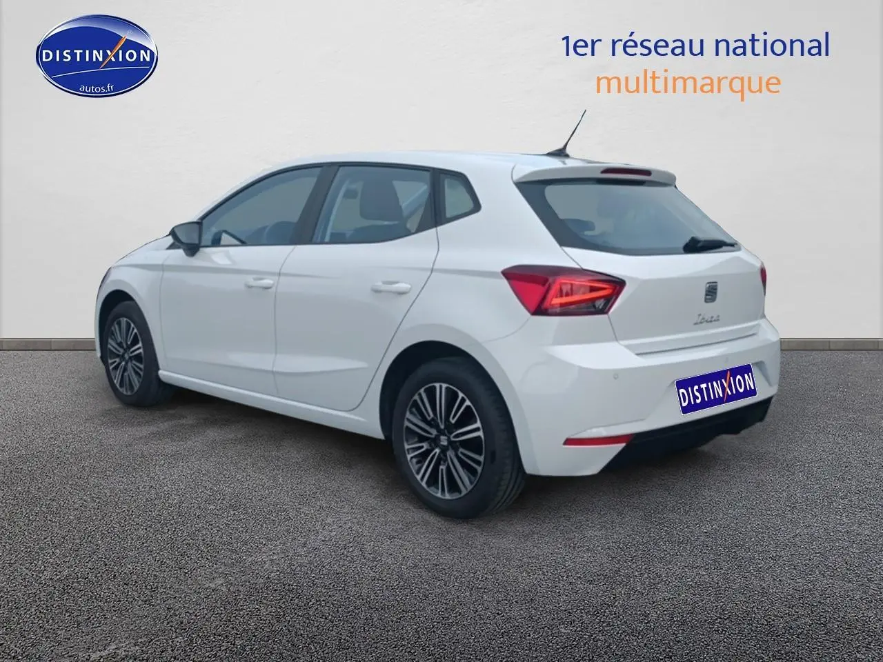 SEAT Ibiza blanc Nevada vue 3/4 arrière droit avec feux LED et jantes alliage design 16 pouces.