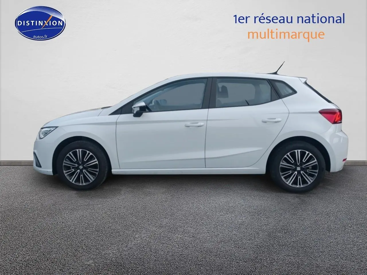 Profil droit d'une SEAT Ibiza 1.0 TSI 95 Copa blanche Nevada avec jantes alliage 16 pouces design.