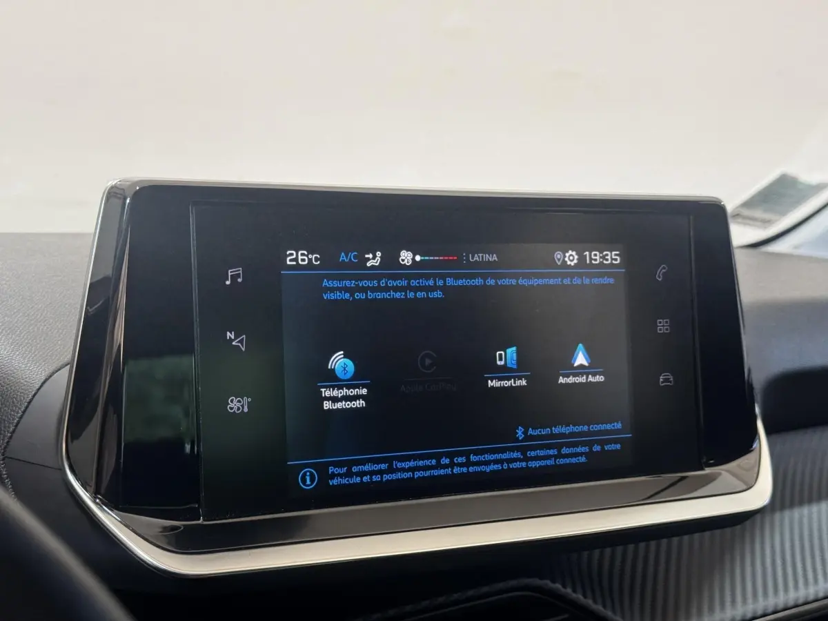 Écran tactile central de la Peugeot 208 PureTech 75 S&S Active Pack 2023 affichant les options Bluetooth et Android Auto.