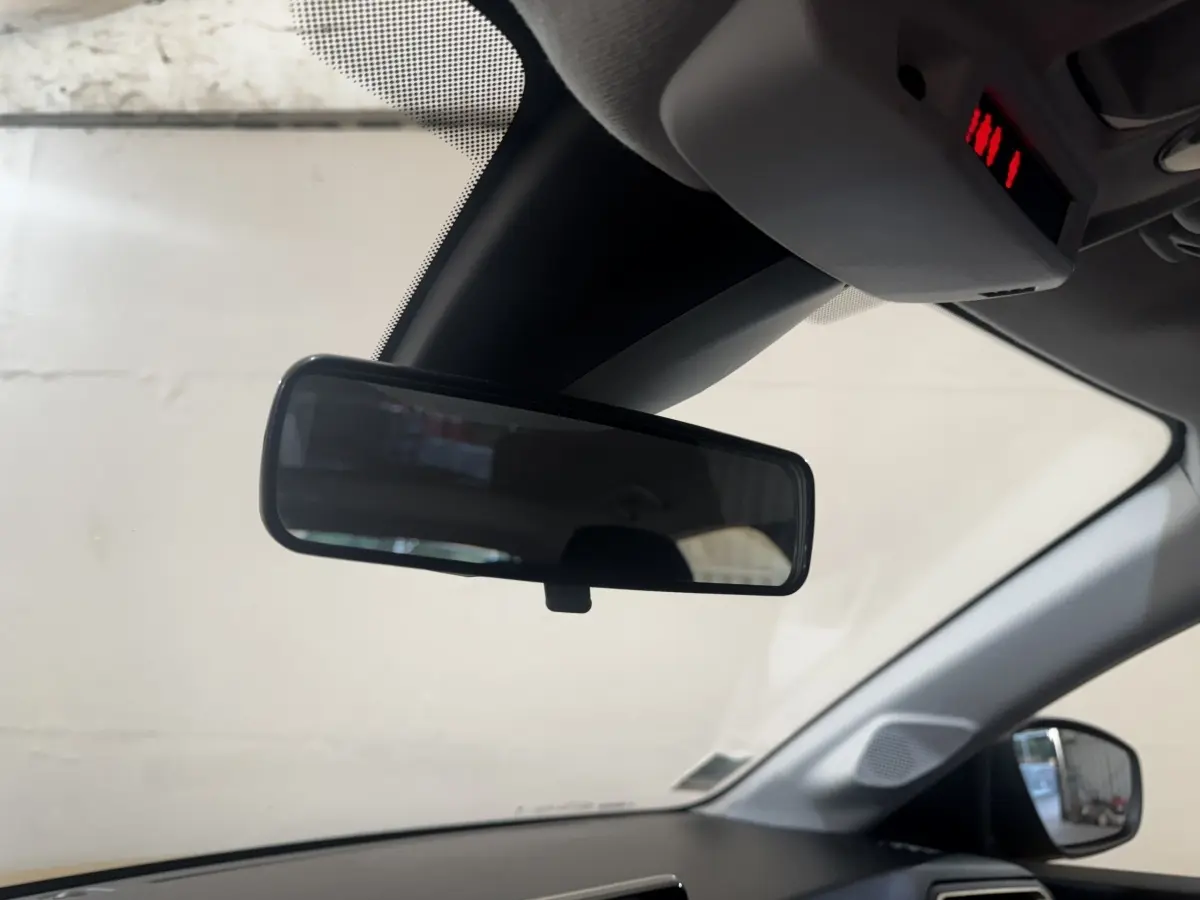 Rétroviseur intérieur de la Peugeot 208 jaune PureTech 75 S&S Active Pack, vue depuis le siège conducteur.