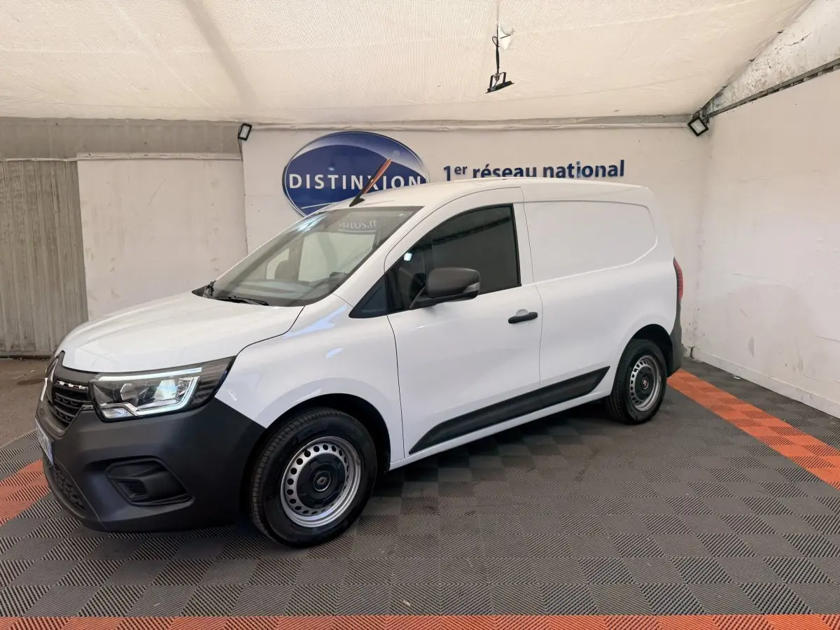 Renault Kangoo GD Confort blanc en 3/4 avant droit, fourgon utilitaire avec pare-chocs noirs et jantes acier.