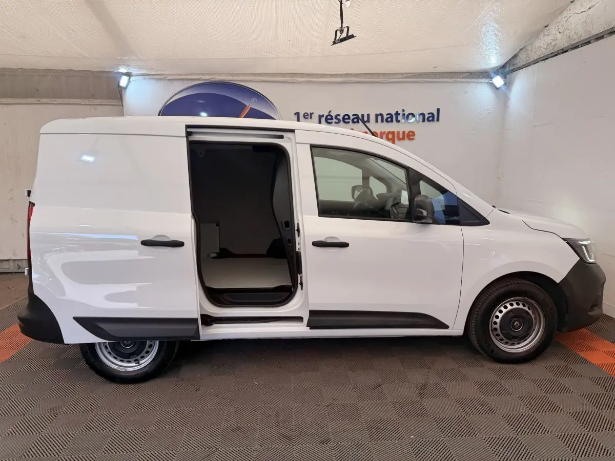 Vue latérale droite du Renault Kangoo blanc 2023 avec porte coulissante ouverte montrant l'espace de chargement.