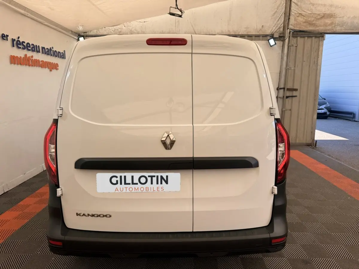 Vue arrière d’un Renault Kangoo blanc 2023 avec portes battantes et logo Renault centré.