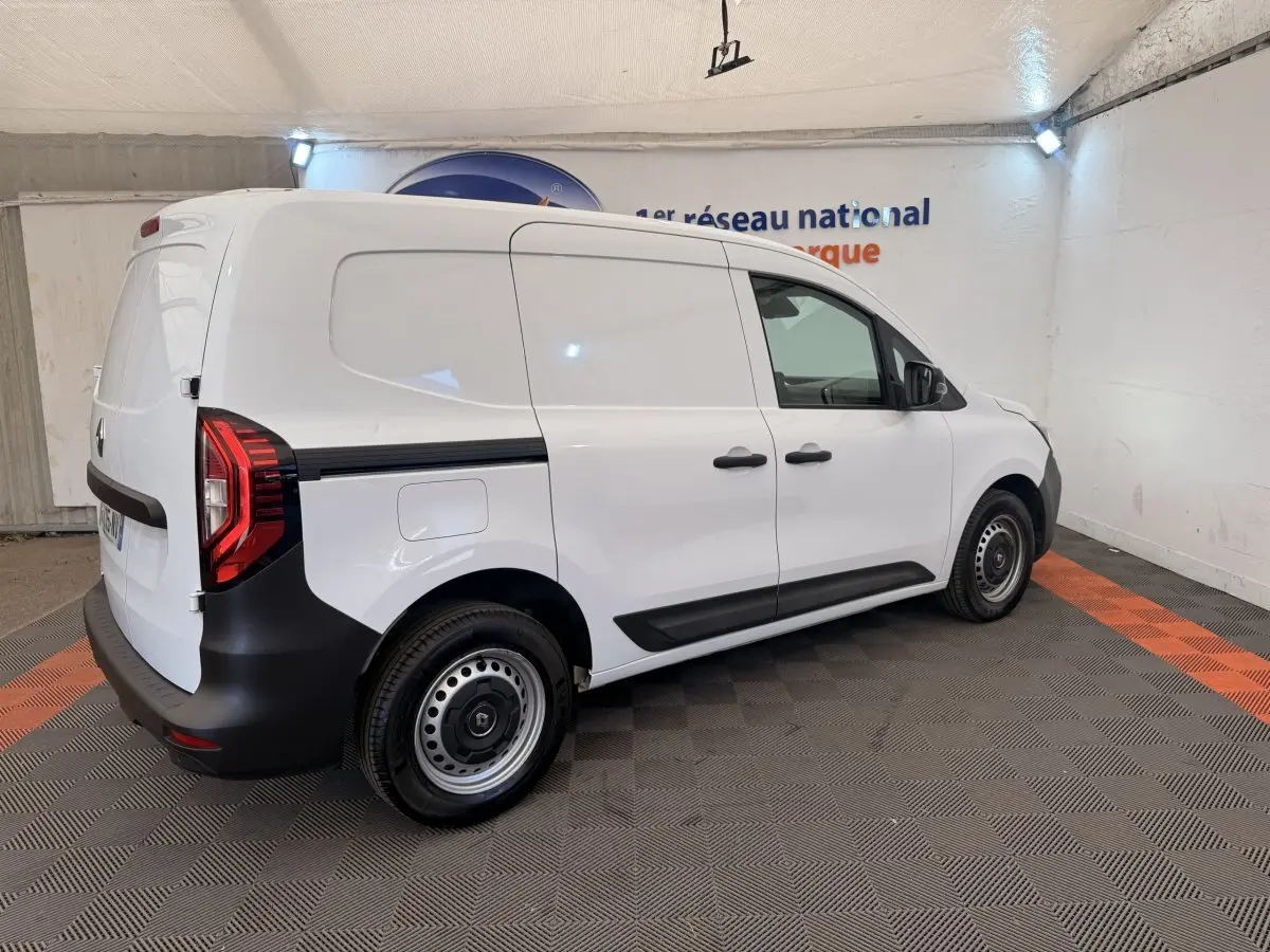 Vue 3/4 arrière droite du Renault Kangoo blanc 2023 avec portes latérales coulissantes et jantes acier noires.