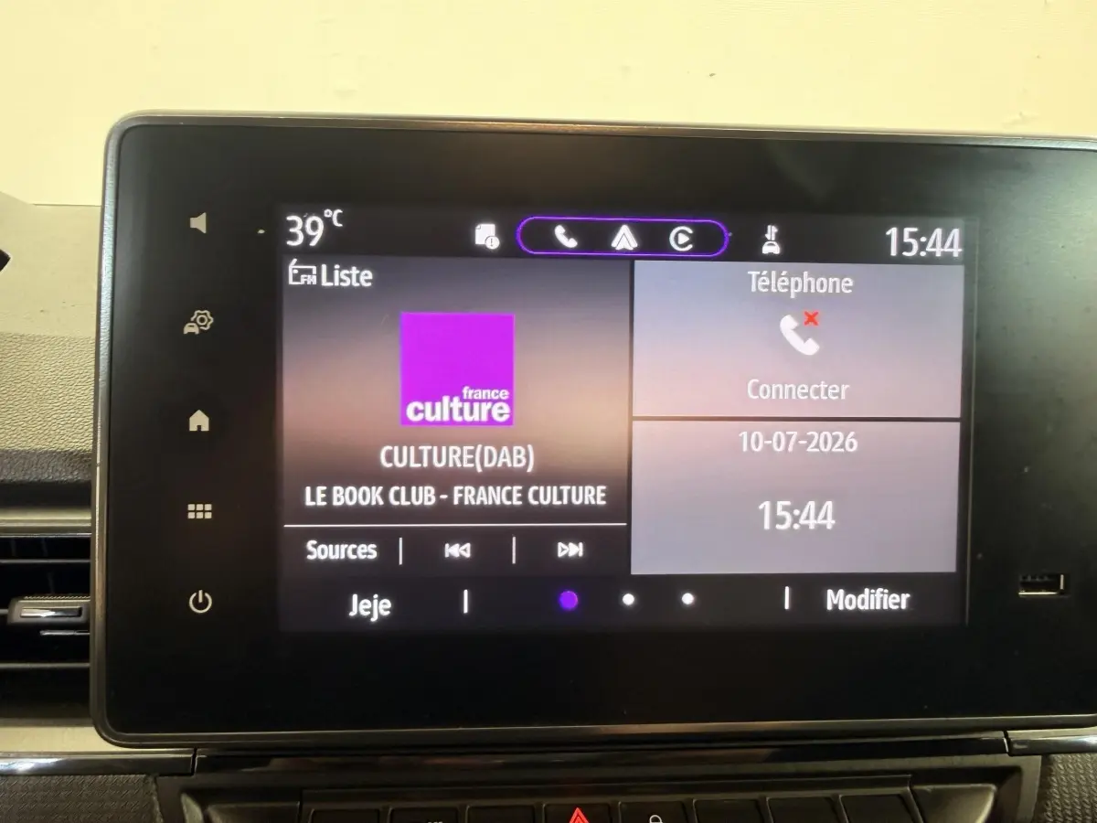 Écran tactile central du Renault Kangoo GD Confort blanc, affichant radio DAB et connexion téléphone à 15h44.