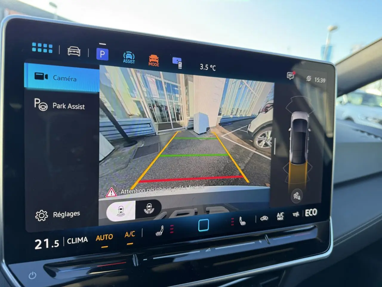 Écran tactile intérieur du Volkswagen ID.3 Pro S montrant la caméra de recul avec assistance au stationnement.