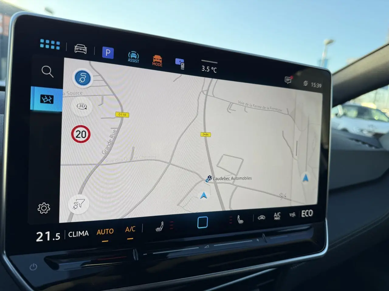 Écran tactile central du tableau de bord du Volkswagen ID.3 Pro S 77 kWh, affichant la navigation GPS en intérieur.
