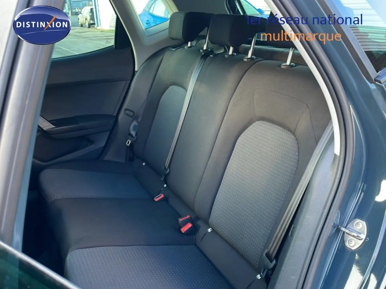 Vue intérieure côté droit montrant la banquette arrière en tissu noir du SEAT Arona gris fiord 2025.