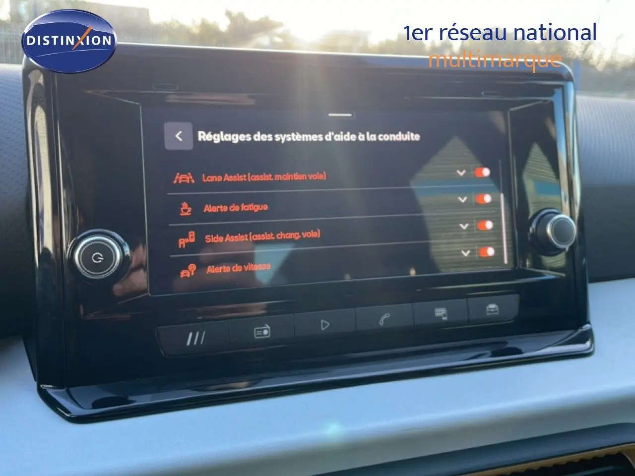 Écran tactile central du tableau de bord du SEAT Arona 2025 affichant les réglages des aides à la conduite.