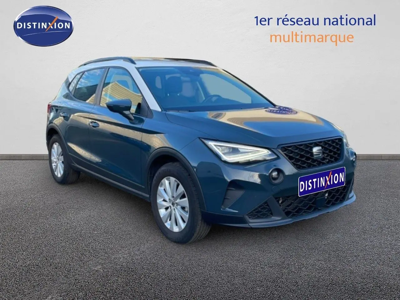 Vue 3/4 avant droite d'une SEAT Arona gris fiord avec toit blanc, calandre noire et jantes argentées.