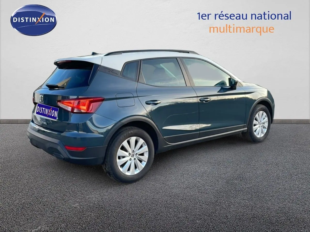 SEAT Arona 2025 gris Fiord avec toit blanc, vue 3/4 arrière côté droit sur fond neutre.