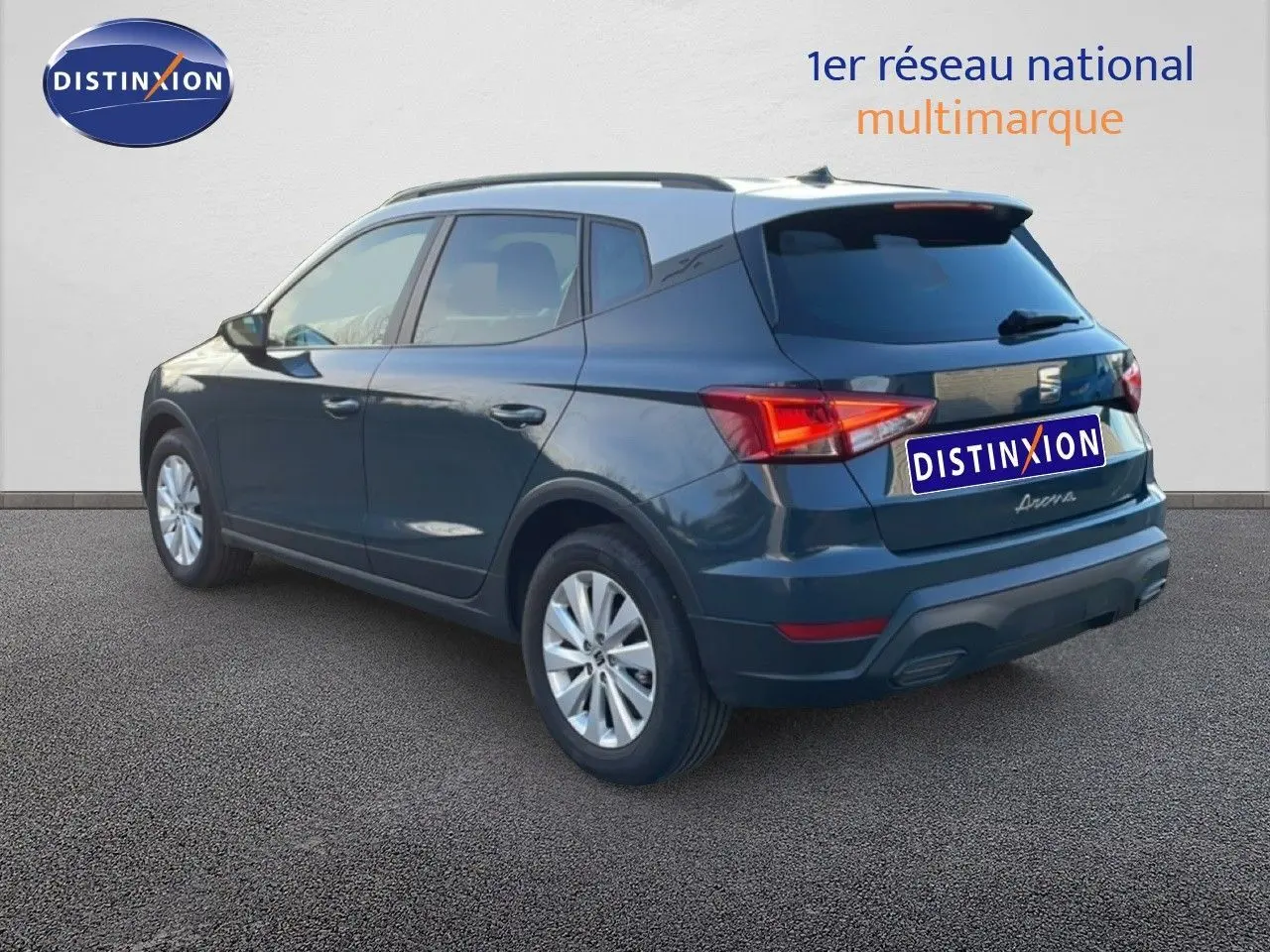 Vue 3/4 arrière droite du SEAT Arona gris Fiord avec toit blanc, feux arrière LED et jantes alliage.