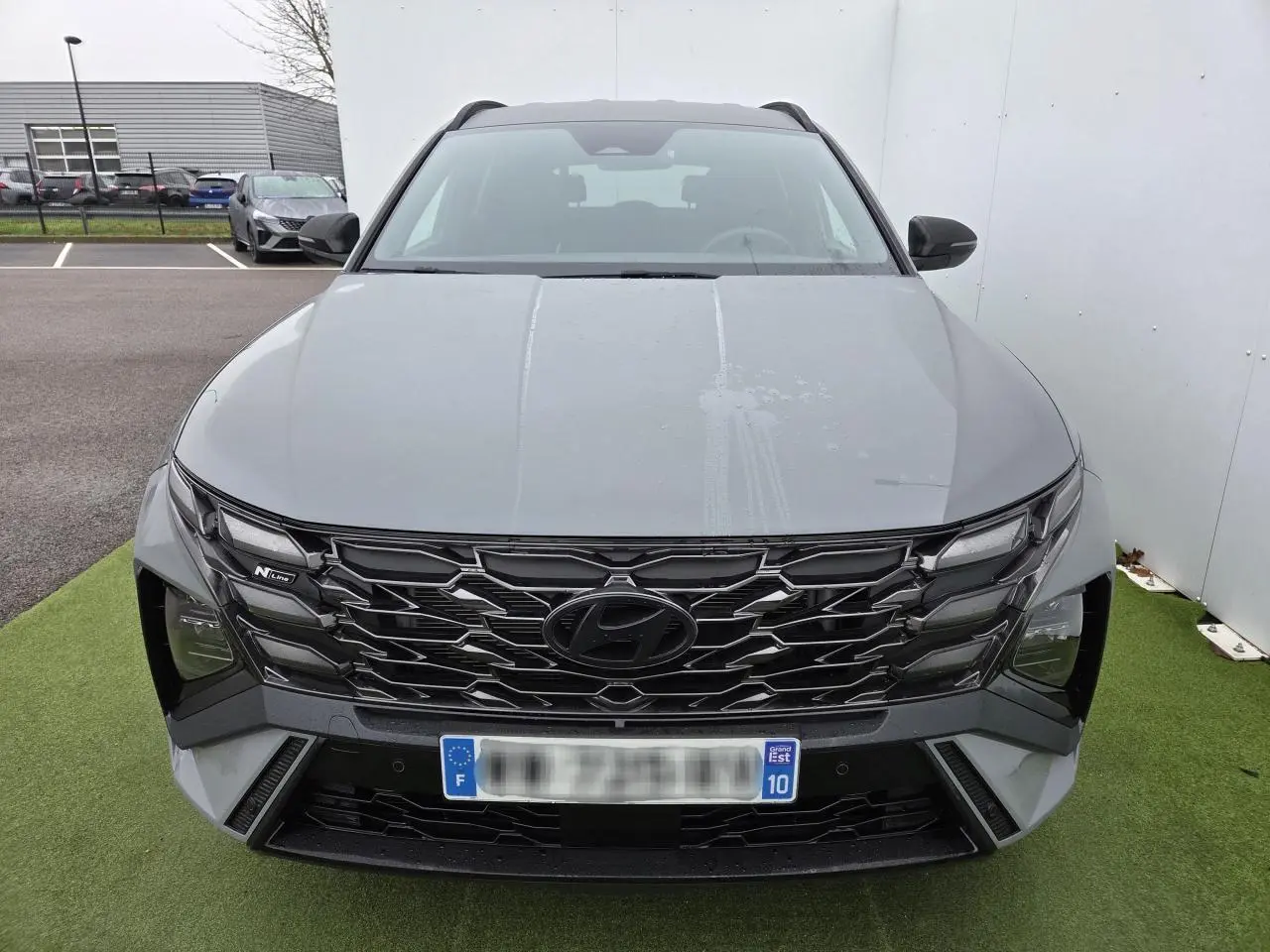 Vue frontale du Hyundai Tucson 2025 gris Shadow Grey avec calandre noire N Line et détails chromés.