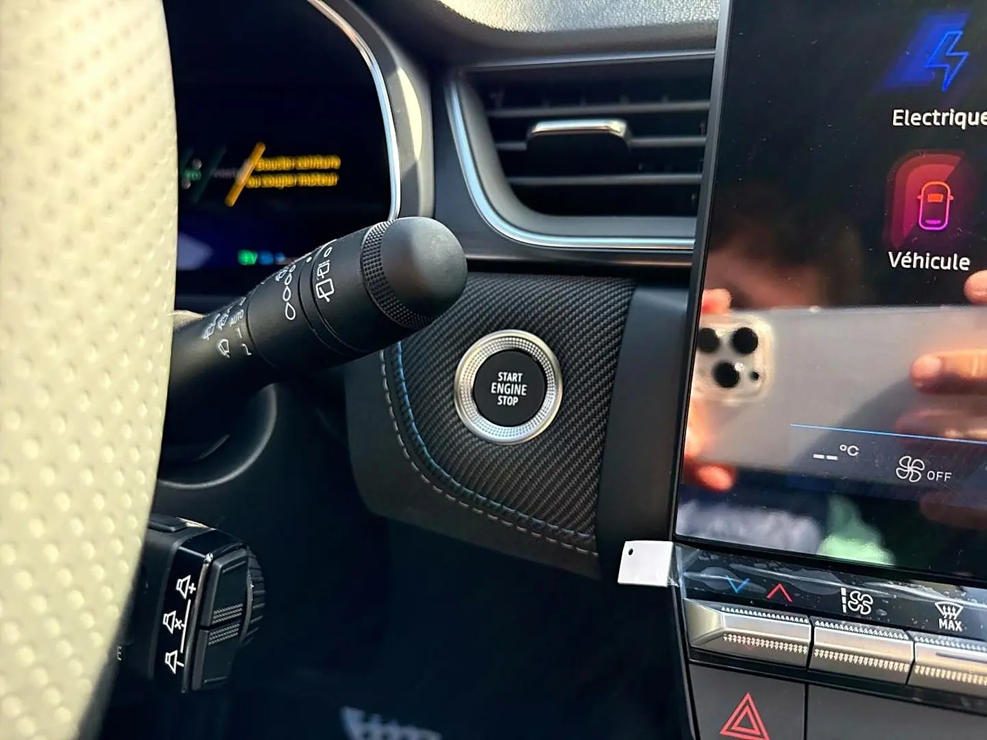 Détail intérieur du tableau de bord gris avec bouton Start Engine Stop et écran tactile du Renault Symbioz 2026.