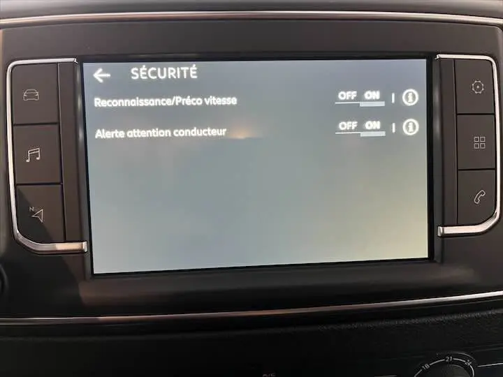 Écran tactile du tableau de bord du Fiat Scudo cabine approfondie affichant les options de sécurité activées.