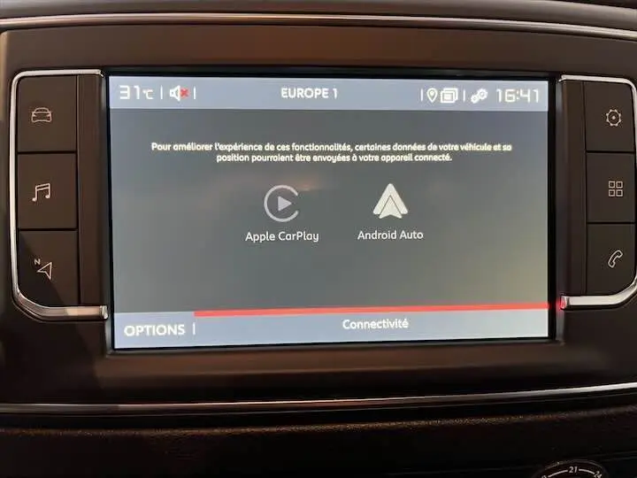 Écran tactile central du tableau de bord du Fiat Scudo Cabine Approfondie 2022 affichant Apple CarPlay et Android Auto.