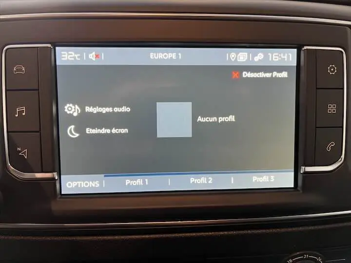 Écran tactile central du tableau de bord du Fiat Scudo gris, affichant les réglages audio et profils utilisateur.