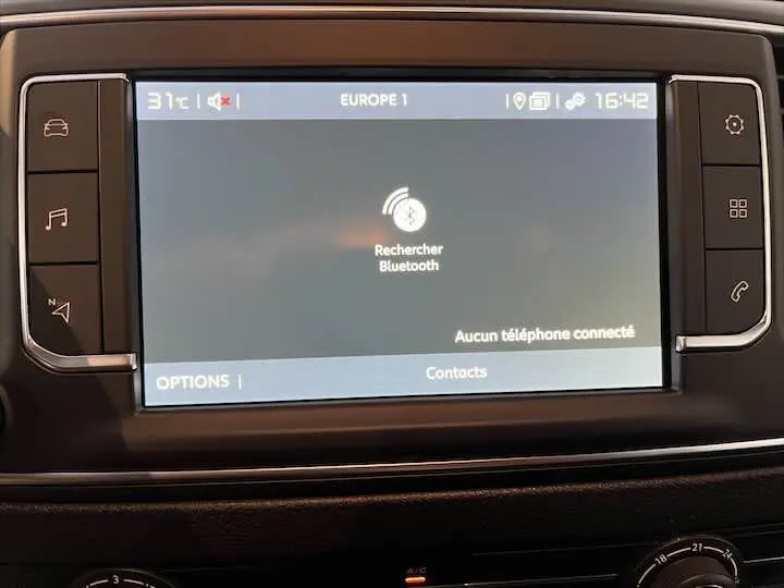 Écran tactile central du tableau de bord du Fiat Scudo gris Artense, affichant la recherche Bluetooth active.